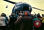 Standbild Crew der USS Midway push Hubschrauber über Bord South China Sea, 1975, aus Sekunde 25 historischem Filmmaterial Videoclip 65675069508