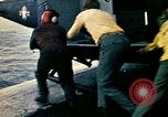 Standbild Crew der USS Midway push Hubschrauber über Bord South China Sea, 1975, aus Sekunde 26 historischem Filmmaterial Videoclip 65675069508