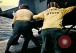 Standbild Crew der USS Midway push Hubschrauber über Bord South China Sea, 1975, aus Sekunde 27 historischem Filmmaterial Videoclip 65675069508