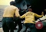 Standbild Crew der USS Midway push Hubschrauber über Bord South China Sea, 1975, aus Sekunde 28 historischem Filmmaterial Videoclip 65675069508