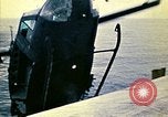 Standbild Crew der USS Midway push Hubschrauber über Bord South China Sea, 1975, aus Sekunde 30 historischem Filmmaterial Videoclip 65675069508