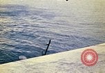 Standbild Crew der USS Midway push Hubschrauber über Bord South China Sea, 1975, aus Sekunde 31 historischem Filmmaterial Videoclip 65675069508
