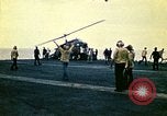 Standbild Crew der USS Midway push Hubschrauber über Bord South China Sea, 1975, aus Sekunde 32 historischem Filmmaterial Videoclip 65675069508