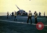 Standbild Crew der USS Midway push Hubschrauber über Bord South China Sea, 1975, aus Sekunde 33 historischem Filmmaterial Videoclip 65675069508