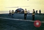 Standbild Crew der USS Midway push Hubschrauber über Bord South China Sea, 1975, aus Sekunde 34 historischem Filmmaterial Videoclip 65675069508