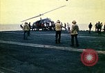 Standbild Crew der USS Midway push Hubschrauber über Bord South China Sea, 1975, aus Sekunde 35 historischem Filmmaterial Videoclip 65675069508