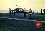 Standbild Crew der USS Midway push Hubschrauber über Bord South China Sea, 1975, aus Sekunde 36 historischem Filmmaterial Videoclip 65675069508