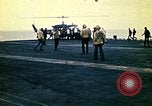 Standbild Crew der USS Midway push Hubschrauber über Bord South China Sea, 1975, aus Sekunde 37 historischem Filmmaterial Videoclip 65675069508