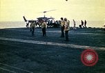 Standbild Crew der USS Midway push Hubschrauber über Bord South China Sea, 1975, aus Sekunde 38 historischem Filmmaterial Videoclip 65675069508