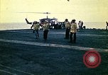 Standbild Crew der USS Midway push Hubschrauber über Bord South China Sea, 1975, aus Sekunde 39 historischem Filmmaterial Videoclip 65675069508