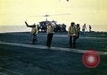 Standbild Crew der USS Midway push Hubschrauber über Bord South China Sea, 1975, aus Sekunde 40 historischem Filmmaterial Videoclip 65675069508