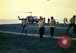 Standbild Crew der USS Midway push Hubschrauber über Bord South China Sea, 1975, aus Sekunde 41 historischem Filmmaterial Videoclip 65675069508