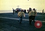 Standbild Crew der USS Midway push Hubschrauber über Bord South China Sea, 1975, aus Sekunde 42 historischem Filmmaterial Videoclip 65675069508