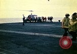 Standbild Crew der USS Midway push Hubschrauber über Bord South China Sea, 1975, aus Sekunde 43 historischem Filmmaterial Videoclip 65675069508