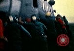 Standbild Crew der USS Midway push Hubschrauber über Bord South China Sea, 1975, aus Sekunde 44 historischem Filmmaterial Videoclip 65675069508