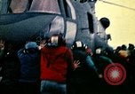 Standbild Crew der USS Midway push Hubschrauber über Bord South China Sea, 1975, aus Sekunde 45 historischem Filmmaterial Videoclip 65675069508