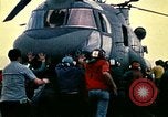 Standbild Crew der USS Midway push Hubschrauber über Bord South China Sea, 1975, aus Sekunde 46 historischem Filmmaterial Videoclip 65675069508