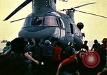 Standbild Crew der USS Midway push Hubschrauber über Bord South China Sea, 1975, aus Sekunde 47 historischem Filmmaterial Videoclip 65675069508
