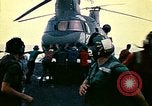 Standbild Crew der USS Midway push Hubschrauber über Bord South China Sea, 1975, aus Sekunde 48 historischem Filmmaterial Videoclip 65675069508