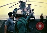 Standbild Crew der USS Midway push Hubschrauber über Bord South China Sea, 1975, aus Sekunde 49 historischem Filmmaterial Videoclip 65675069508
