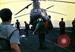 Standbild Crew der USS Midway push Hubschrauber über Bord South China Sea, 1975, aus Sekunde 50 historischem Filmmaterial Videoclip 65675069508
