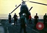 Standbild Crew der USS Midway push Hubschrauber über Bord South China Sea, 1975, aus Sekunde 51 historischem Filmmaterial Videoclip 65675069508