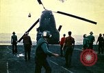 Standbild Crew der USS Midway push Hubschrauber über Bord South China Sea, 1975, aus Sekunde 52 historischem Filmmaterial Videoclip 65675069508