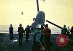 Standbild Crew der USS Midway push Hubschrauber über Bord South China Sea, 1975, aus Sekunde 53 historischem Filmmaterial Videoclip 65675069508