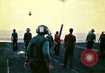 Standbild Crew der USS Midway push Hubschrauber über Bord South China Sea, 1975, aus Sekunde 54 historischem Filmmaterial Videoclip 65675069508