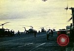 Standbild Crew der USS Midway push Hubschrauber über Bord South China Sea, 1975, aus Sekunde 55 historischem Filmmaterial Videoclip 65675069508