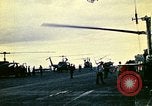 Standbild Crew der USS Midway push Hubschrauber über Bord South China Sea, 1975, aus Sekunde 56 historischem Filmmaterial Videoclip 65675069508