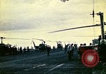 Standbild Crew der USS Midway push Hubschrauber über Bord South China Sea, 1975, aus Sekunde 57 historischem Filmmaterial Videoclip 65675069508