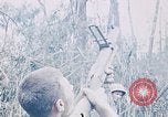 Immagine di Jungle combattere con le pistole di macchina Il Vietnam, 1967, secondo 13 filmato di repertorio 65675069514