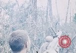 Immagine di Jungle combattere con le pistole di macchina Il Vietnam, 1967, secondo 14 filmato di repertorio 65675069514