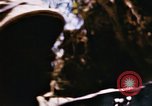 Immagine di Jungle combattere con le pistole di macchina Il Vietnam, 1967, secondo 22 filmato di repertorio 65675069514