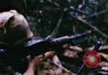 Immagine di Jungle combattere con le pistole di macchina Il Vietnam, 1967, secondo 24 filmato di repertorio 65675069514
