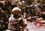 Immagine di Jungle combattere con le pistole di macchina Il Vietnam, 1967, secondo 26 filmato di repertorio 65675069514