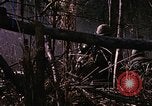 Immagine di Jungle combattere con le pistole di macchina Il Vietnam, 1967, secondo 30 filmato di repertorio 65675069514