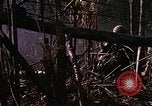 Immagine di Jungle combattere con le pistole di macchina Il Vietnam, 1967, secondo 32 filmato di repertorio 65675069514