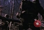 Immagine di Jungle combattere con le pistole di macchina Il Vietnam, 1967, secondo 34 filmato di repertorio 65675069514