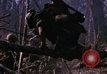 Immagine di Jungle combattere con le pistole di macchina Il Vietnam, 1967, secondo 35 filmato di repertorio 65675069514