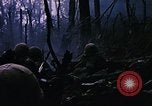 Immagine di Jungle combattere con le pistole di macchina Il Vietnam, 1967, secondo 36 filmato di repertorio 65675069514