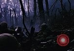 Immagine di Jungle combattere con le pistole di macchina Il Vietnam, 1967, secondo 37 filmato di repertorio 65675069514