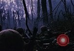 Immagine di Jungle combattere con le pistole di macchina Il Vietnam, 1967, secondo 38 filmato di repertorio 65675069514