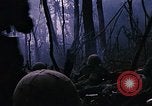 Immagine di Jungle combattere con le pistole di macchina Il Vietnam, 1967, secondo 40 filmato di repertorio 65675069514