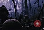 Immagine di Jungle combattere con le pistole di macchina Il Vietnam, 1967, secondo 41 filmato di repertorio 65675069514
