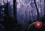 Immagine di Jungle combattere con le pistole di macchina Il Vietnam, 1967, secondo 42 filmato di repertorio 65675069514