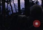 Immagine di Jungle combattere con le pistole di macchina Il Vietnam, 1967, secondo 45 filmato di repertorio 65675069514