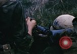 Immagine di Jungle combattere con le pistole di macchina Il Vietnam, 1967, secondo 46 filmato di repertorio 65675069514
