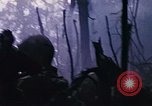 Immagine di Jungle combattere con le pistole di macchina Il Vietnam, 1967, secondo 49 filmato di repertorio 65675069514